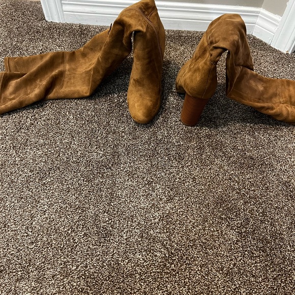 Brown suede knee high boots. Size 8 - Picture 2 of 2